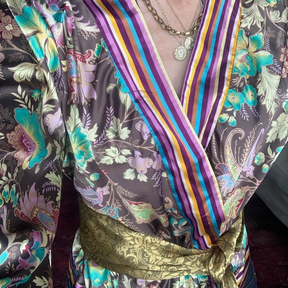 Stunning!! floral kimono top with attached belt 🎉 - Picture 3 of 3